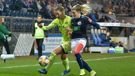 Vor Zuschauern werden Turbines Marie-Therese Höbinger und Lena Oberdorf (SGS Essen) diese Saison wohl nicht mehr spielen. 