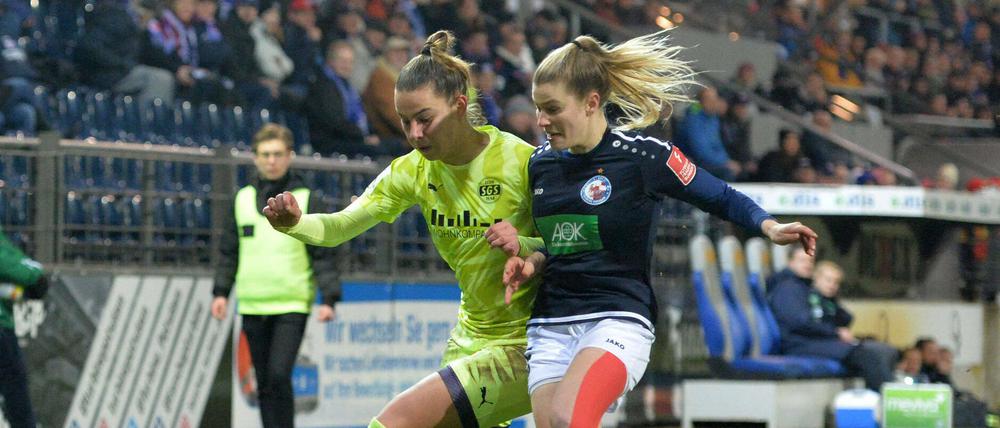 Vor Zuschauern werden Turbines Marie-Therese Höbinger und Lena Oberdorf (SGS Essen) diese Saison wohl nicht mehr spielen.