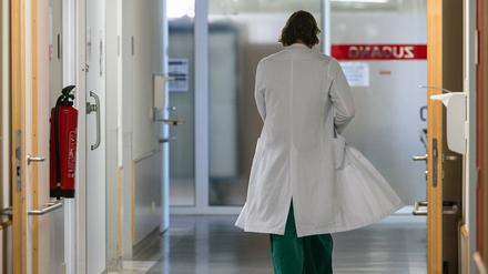 Ein Arzt geht zur Notaufnahme eines Krankenhauses.