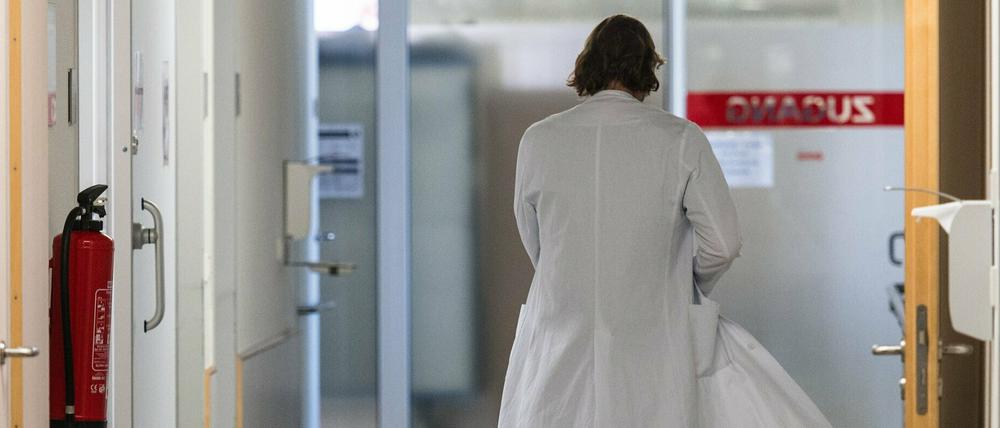 Ein Arzt geht zur Notaufnahme eines Krankenhauses.