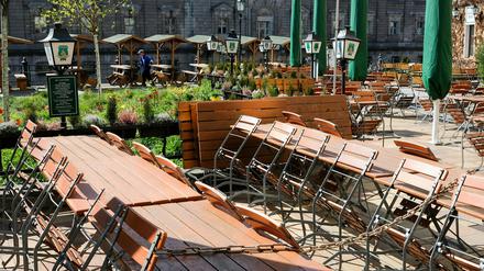 Wie hier im Nikolaiviertel in Berlin sind bundesweit die Cafes und Restaurants geschlossen.