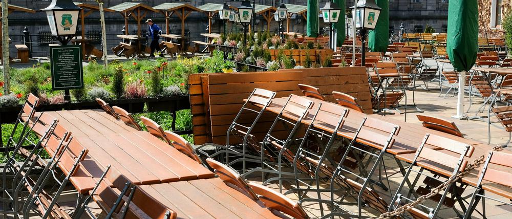 Wie hier im Nikolaiviertel in Berlin sind bundesweit die Cafes und Restaurants geschlossen.