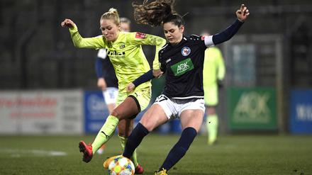 Turbines Sarah Zadrazil im Duell mit Turid Knaak von der SGS Essen.