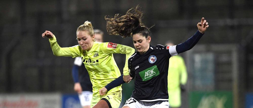Turbines Sarah Zadrazil im Duell mit Turid Knaak von der SGS Essen.