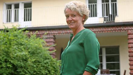 Bettina Abarbanell vor ihrem Haus in Potsdam.