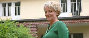 Bettina Abarbanell vor ihrem Haus in Potsdam.