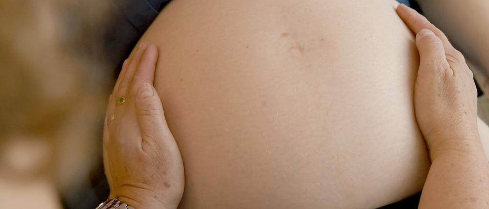 Die Coronakrise belastet auch die Hebammen. 