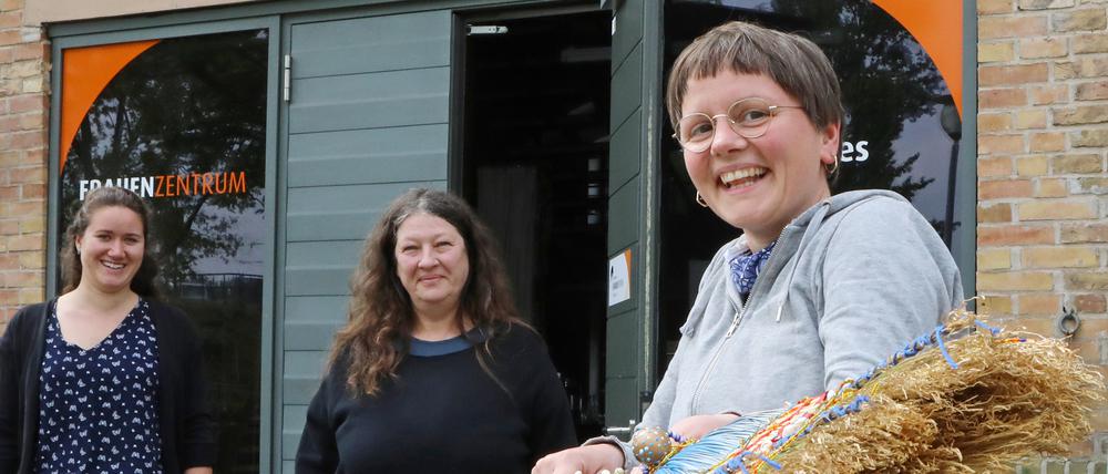 In diesem Jahr ging der "Hexenbesen" an Sandra Dranowics, Bela Schröder und Almut Dahlmann (v.l.)