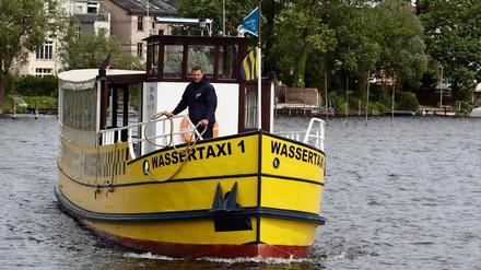 Eine Tour mit dem Wassertaxi fühlt sich schon fast wie ein Urlaubstag an.