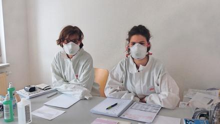 Die Ärztin Bettina Landeck (l.) die Atemwegspraxis für Corona-Verdachtspatienten in Teltow.