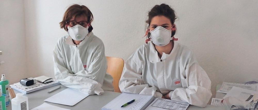 Die Ärztin Bettina Landeck (l.) die Atemwegspraxis für Corona-Verdachtspatienten in Teltow.