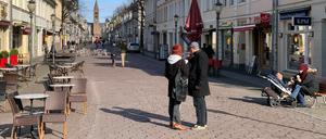 Leere Stühle. Nicht nur Gastronomen benötigen Corona-Soforthilfe von der ILB.