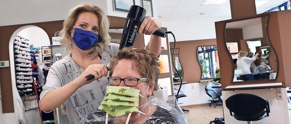 Auch im „Friseursalon Geyer“ in Babelsberg hieß es gestern wieder „Waschen, Schneiden, Föhnen“. 