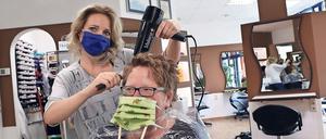 Auch im „Friseursalon Geyer“ in Babelsberg hieß es gestern wieder „Waschen, Schneiden, Föhnen“. 