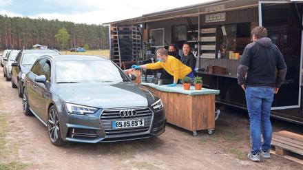 Spargel-Drive-In. Vom Stand direkt ins Auto verkaufen Mitarbeiter des Spargelhofs Buschmann und Winkelmann das  Edelgemüse.