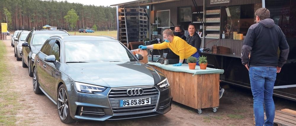 Spargel-Drive-In. Vom Stand direkt ins Auto verkaufen Mitarbeiter des Spargelhofs Buschmann und Winkelmann das  Edelgemüse. 