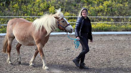 Beate Förster vom Michendorfer Siedlerhof ist erleichtert, dass sie ihre Reitschule wieder öffnen darf. Jetzt wartet sie wie andere Hofbesitzer auf die konkreten Neuerungen und wünscht sich, dass die Talfahrt ein Ende hat.