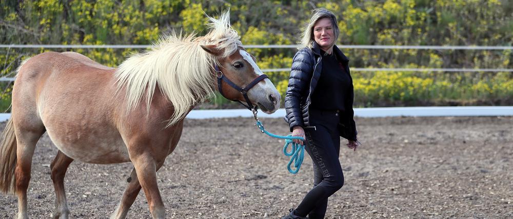Beate Förster vom Michendorfer Siedlerhof ist erleichtert, dass sie ihre Reitschule wieder öffnen darf. Jetzt wartet sie wie andere Hofbesitzer auf die konkreten Neuerungen und wünscht sich, dass die Talfahrt ein Ende hat.