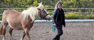 Beate Förster vom Michendorfer Siedlerhof ist erleichtert, dass sie ihre Reitschule wieder öffnen darf. Jetzt wartet sie wie andere Hofbesitzer auf die konkreten Neuerungen und wünscht sich, dass die Talfahrt ein Ende hat.