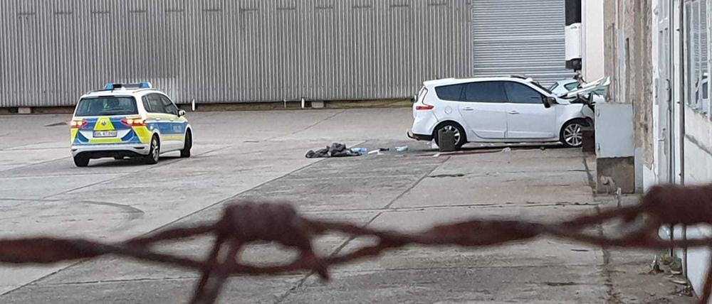 Der 64-Jährige wollte sich selbst umbringen und fuhr gegen eine Hauswand im Industriegebiet in Plötzin.