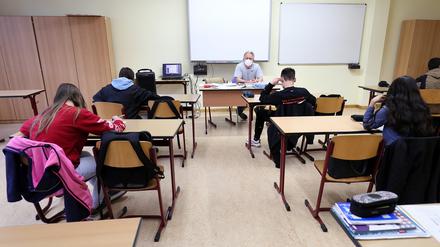 Wie in allen Schulen in Potsdam, achtet man in der Fontane-Oberschule  darauf, dass der Abstand eingehalten wird.