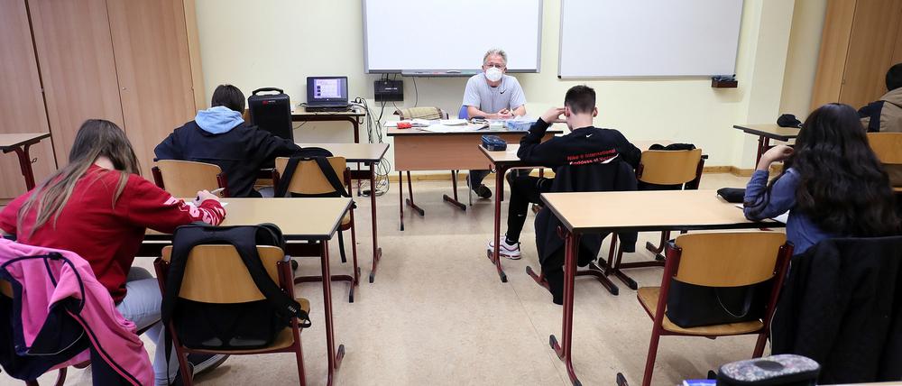 Wie in allen Schulen in Potsdam, achtet man in der Fontane-Oberschule darauf, dass der Abstand eingehalten wird.