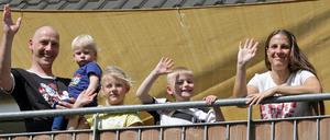 Grüße vom Balkon. Seit sechs Wochen hat eine fünfköpfige Familie in Neu Fahrland die Wohnung nicht mehr verlassen.