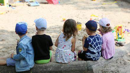 Kitakinder auf einem Spielplatz.