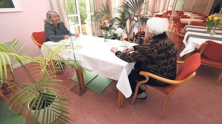 Um auf Masken zu verzichten, setzt die Seniorenresidenz Heilig-Geist-Park auf eine Trennscheibe zwischen dem Besucher und dem Patienten. 