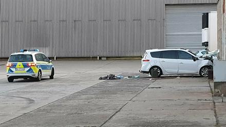 Auf einem Industriegelände in Plötzin ist der 64-Jährige gegen eine Wand gefahren. 