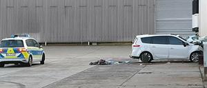 Auf einem Industriegelände in Plötzin ist der 64-Jährige gegen eine Wand gefahren. 