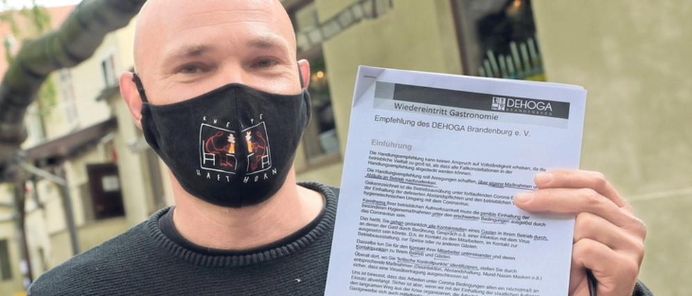 Fünf Seiten mit Auflagen. „Hafthorn“-Chef Jörn Rhode arbeitet sich durch die Regeln.