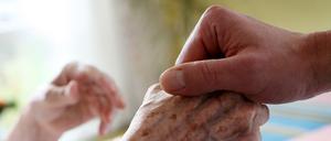 Seit Samstag dürfen Bewohner von Pflegeheimen in Brandenburg wieder Besuch empfangen.