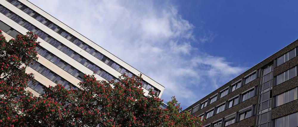 Zwei Gebäudeteile des Klinikums "Ernst von Bergmann" in Potsdam.