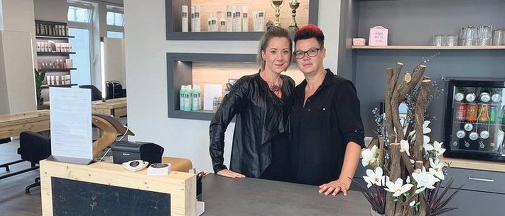 Salonleiterin Isabell Lojek (l.) mit ihrer Stellvertreterin Antje Jentzsch in ihrem Laden „Abschnitt Eins“ in der Potsdamer Allee.
