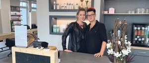 Salonleiterin Isabell Lojek (l.) mit ihrer Stellvertreterin Antje Jentzsch in ihrem Laden „Abschnitt Eins“ in der Potsdamer Allee.