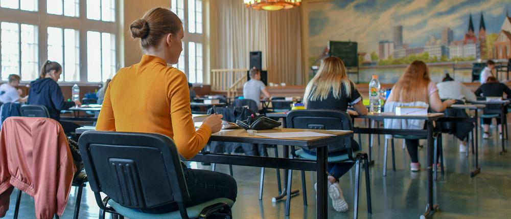 Abiturprüfungen gab es schon seit Ende April. Nun kommen auch die 10.Klassen dran. Foto: Patrick Pleul/dpa
