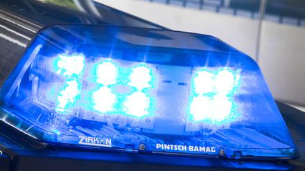 Die Polizei sucht einen Mann, der einen Stein von einer Brücke warf. 