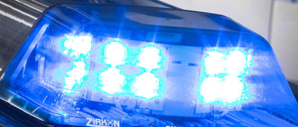 Die Polizei sucht einen Mann, der einen Stein von einer Brücke warf. 