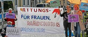 Auf der Demo, zu der das Autonome Frauenzentrum aufgerufen hatte, wurde ein Rettungsschirm für Familien gefordert.