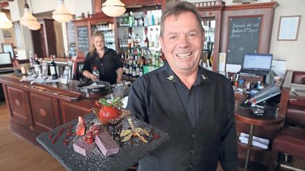 Fred Böttcher, Kellner in der Brasserie in Potsdam, freut sich, wieder Gäste bedienen zu können.