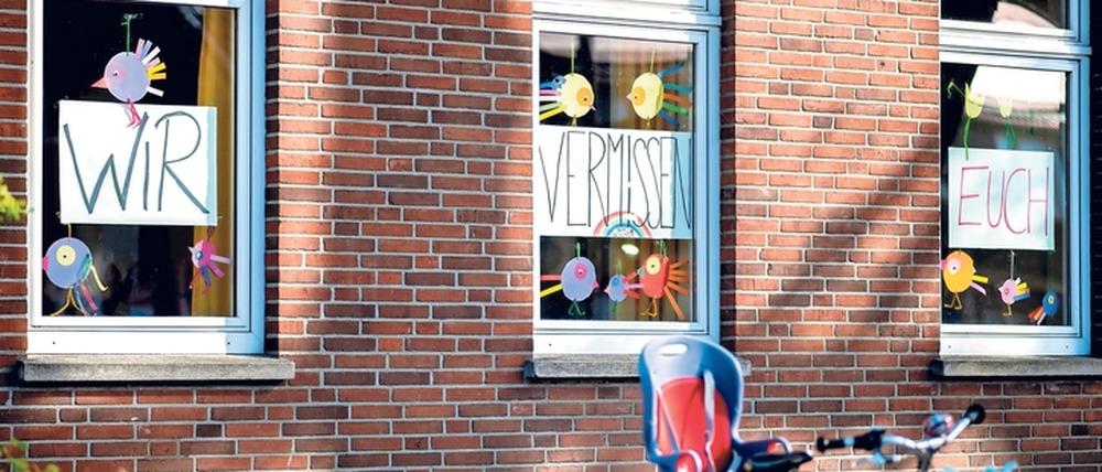 Botschaft am Kitafenster. Viele Brandenburger vermissen die Kita für ihre Kinder.
