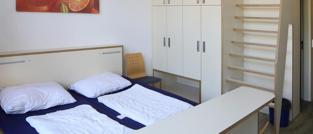 Zurzeit sind die Zimmer alle aufgrund der Coronakrise alle leer. Zwischen Ostern und Pfingsten kamen sonst um die 140 Gäste.