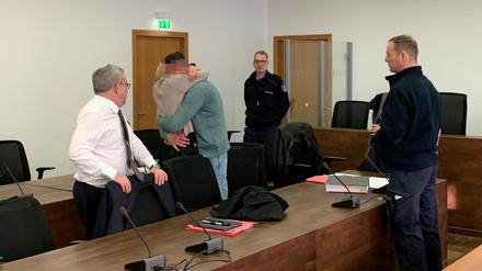 Am ersten Prozesstag umarmten sich Gina F. und Stefan P. innig. 