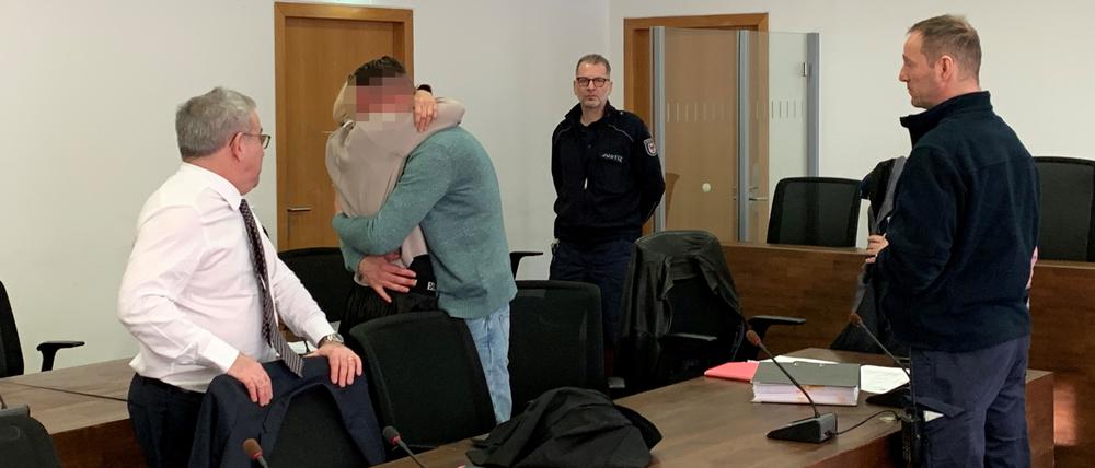 Am ersten Prozesstag umarmten sich Gina F. und Stefan P. innig.