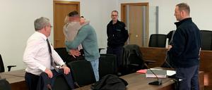 Am ersten Prozesstag umarmten sich Gina F. und Stefan P. innig.