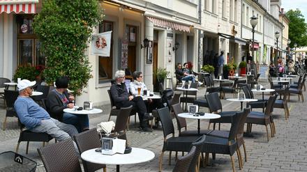 Trotz strahlender Sonne sind am Freitag die meisten Plätze vor einer Gaststätte an der Brandenburger Straße leer.