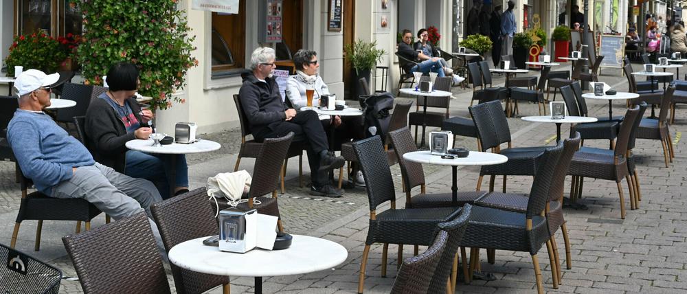 Trotz strahlender Sonne sind am Freitag die meisten Plätze vor einer Gaststätte an der Brandenburger Straße leer.