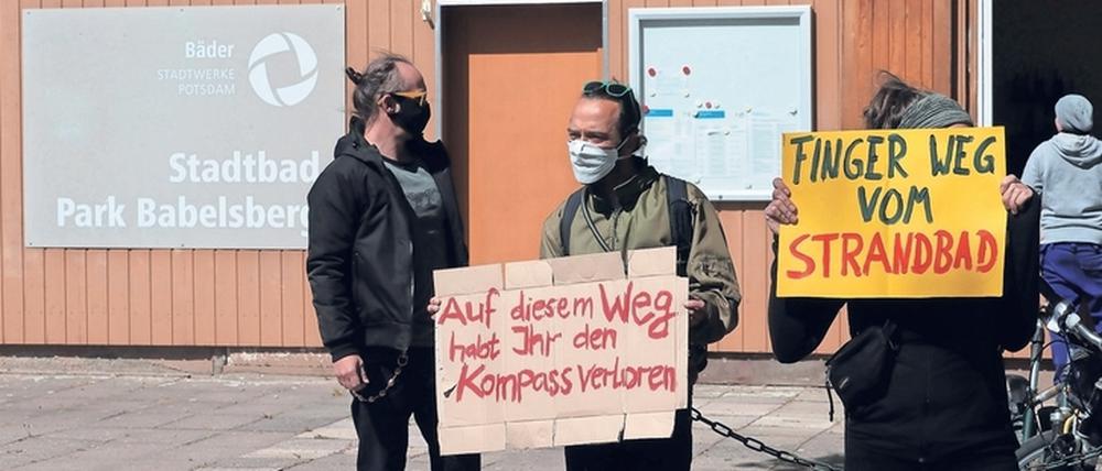 Protest. Vertreter von Bürgerinitiativen am Samstag vor dem Strandbad. 