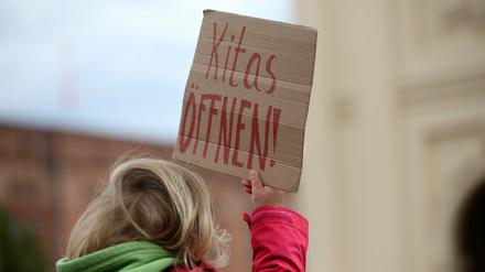 Bei einer Demo in Potsdam wurde die Öffnung der Kitas gefordert.